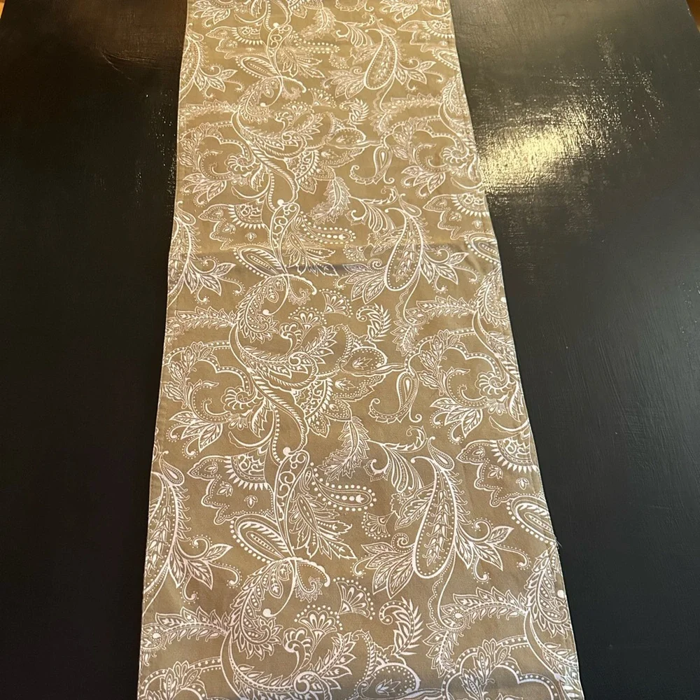 Mercer and Madison Home 100% cotton Table Runner 67 x 13 inches floral & Paisley